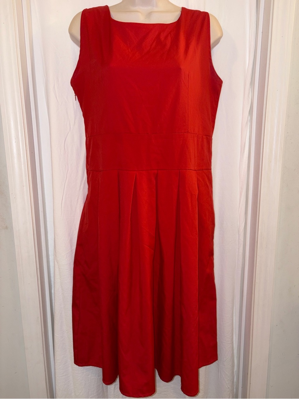 Sleeveless Red Midi Dress with Pleated Skirt
